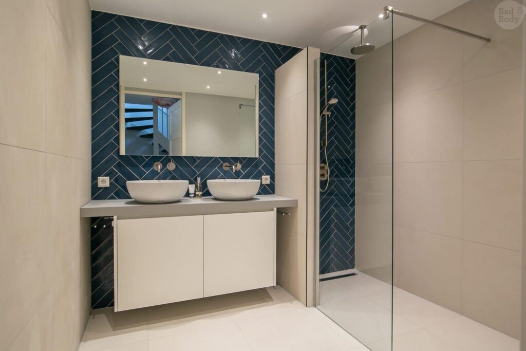 01_KBK_Badkamer_Wit-_Blauw_Doumaid-1600×1067