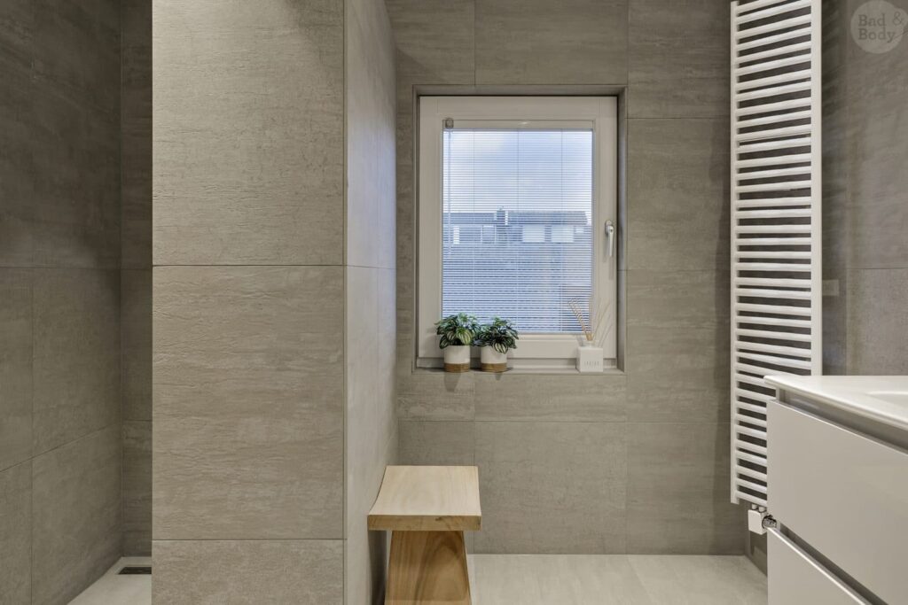 01_KBK_Badkamer_Zandkleur_Witmeubel_Verlaan-1600×1067