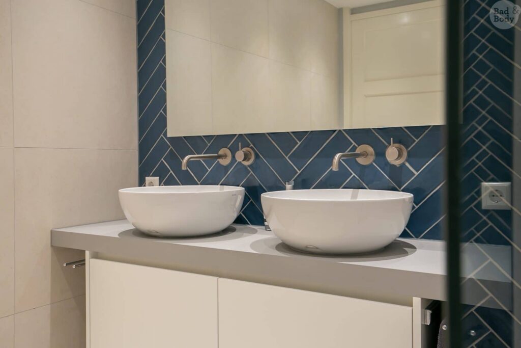 02_KBK_Badkamer_Wit-_Blauw_Doumaid-1600×1067