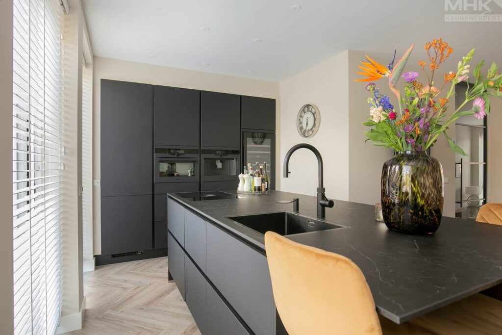 04_KBK_Keuken_Zwart_Eiland_DeGraaf-1600×1067