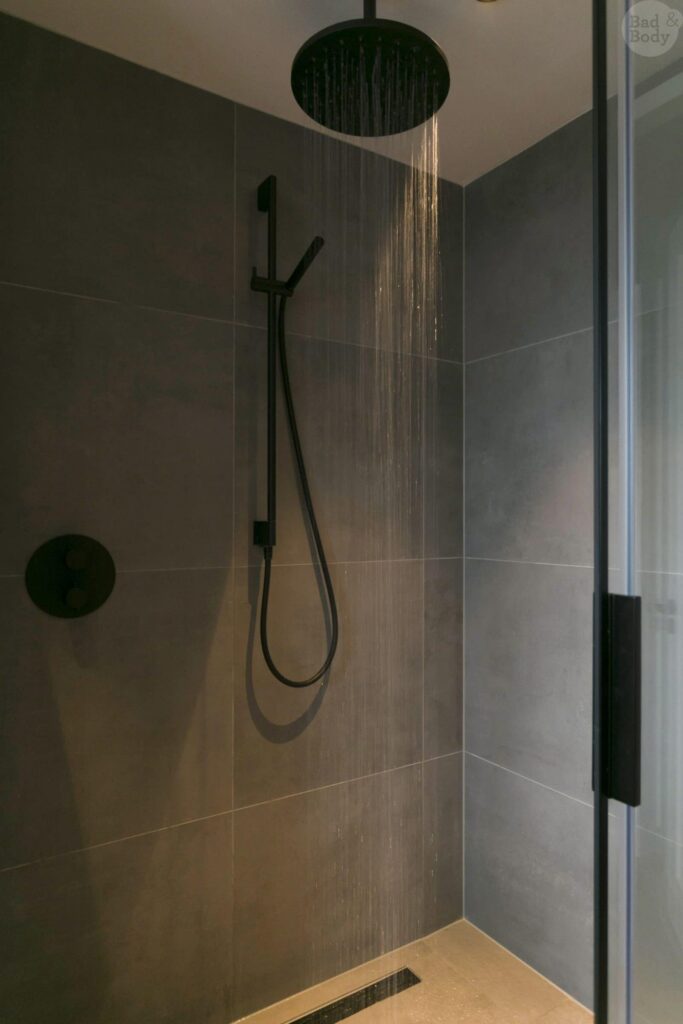 06_KBK_Badkamer_Betonlook_Zwart_Pijper-1600×2400