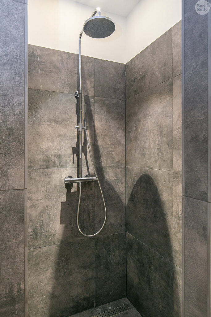 31_KBK_Badkamer_Grijs_Hout